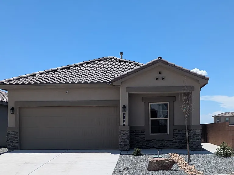 748 Amatista Loop SE — Photo 2