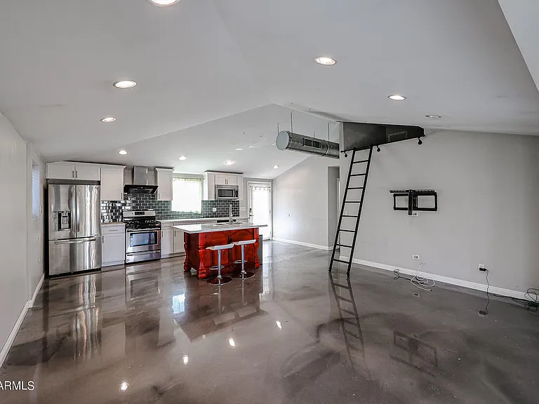 1034 E Elm St — Photo 5