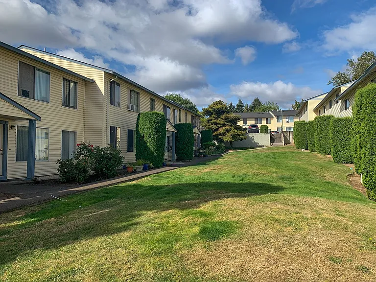 Apartment in West Salem near banks, shopping areas, bus lines, and downtown! ~ Colonial — Photo 37