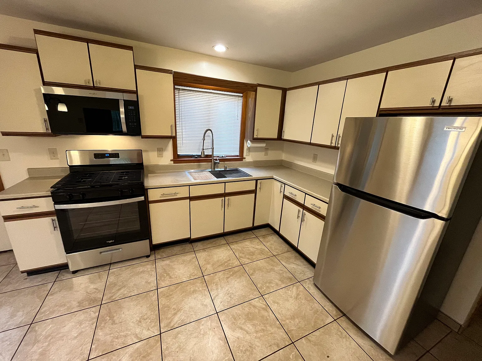 2 bed, 1100 sqft, $1,750 — Photo 3
