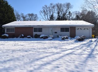 10 Tyndall Rd, Kendall Park, NJ 08824