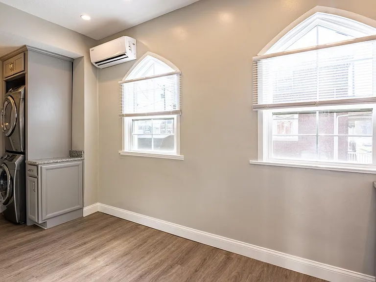 535 W Berry St #2 — Photo 5