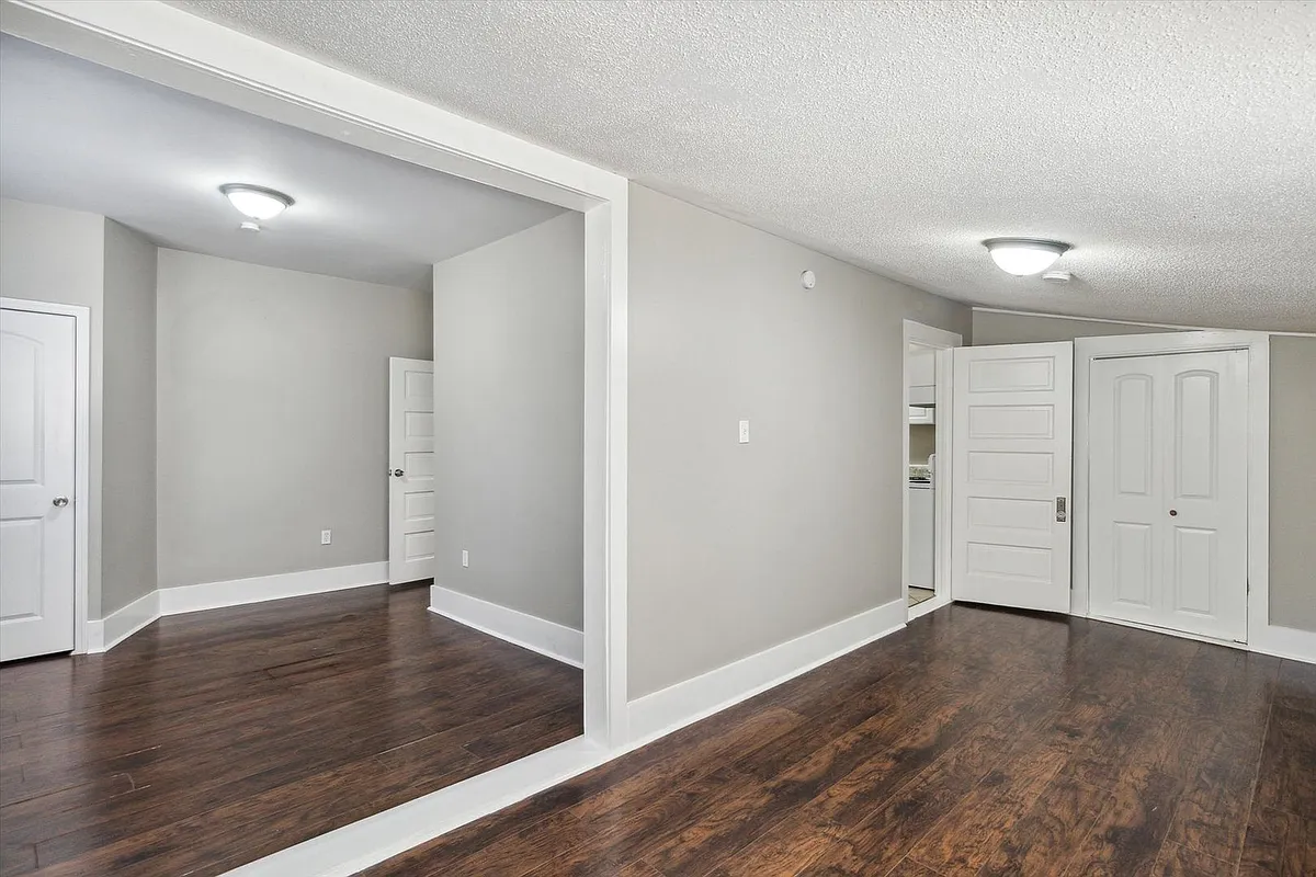 Building Photo - 1301