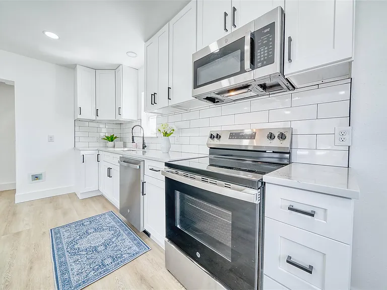 1569 Elliott 1/2 St #B — Photo 6