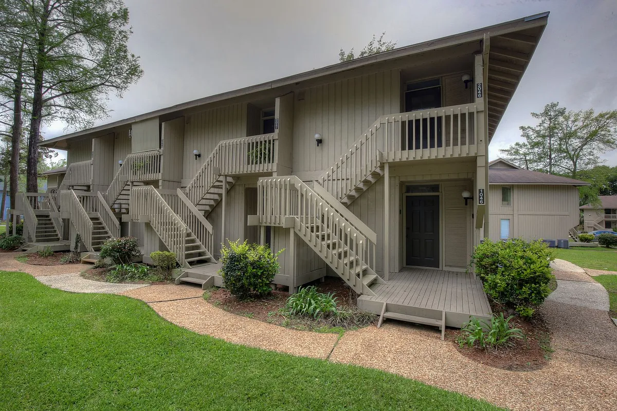 Building Photo - 1046 Seacliff Dr N