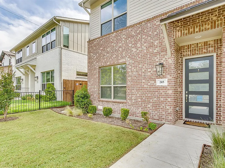 205 Athenia Dr — Photo 2