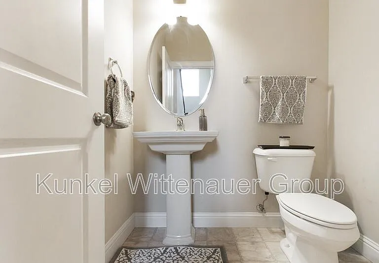 2724 Ambridge Dr — Photo 12