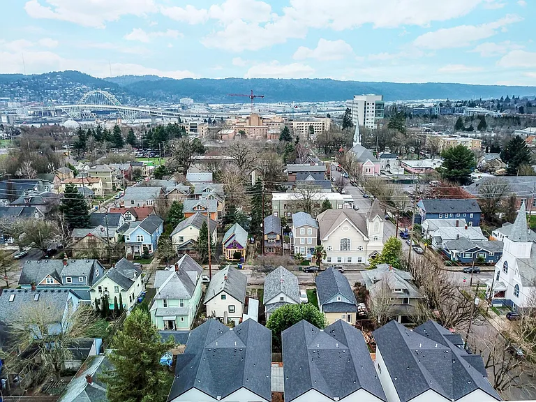 PROXIMITY TO FREMONT BRIDGE