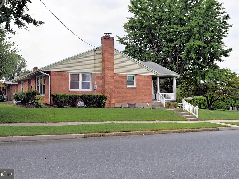 847 E Maple St — Photo 3