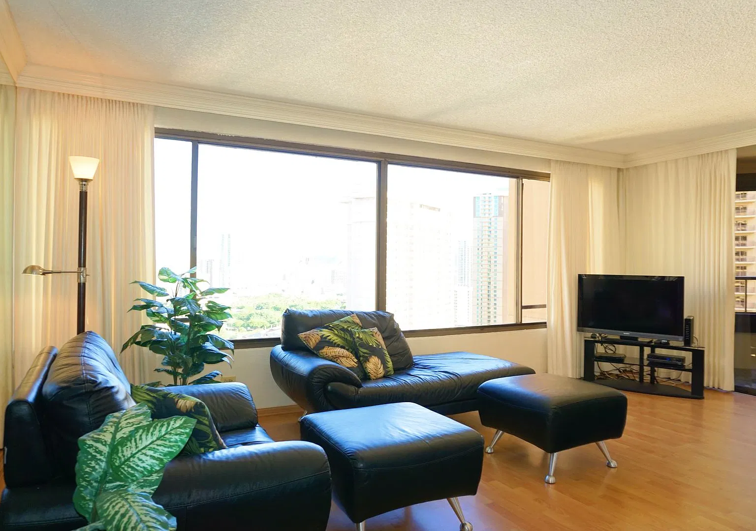 Waikiki One-Bedroom with Central A/C, Ocean Views, & Parking — Photo 3