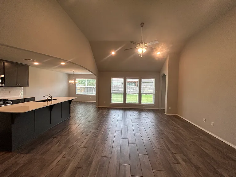 1502 E Utica Pl — Photo 3