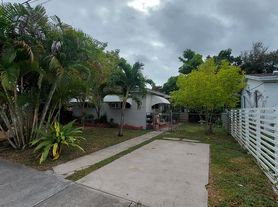 222 NW 44th St, Miami, FL