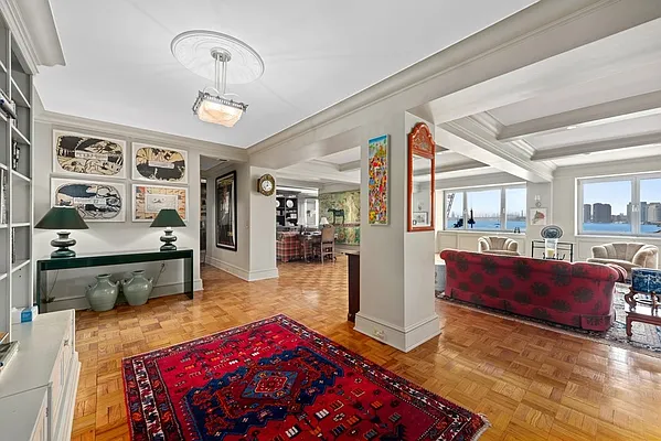 Sold by Sloane Square | media 25