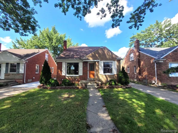 21325 Bournemouth St, Harper Woods, MI 48225