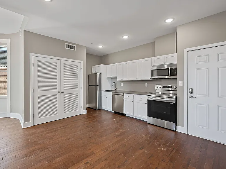 170 W Washington St — Photo 3