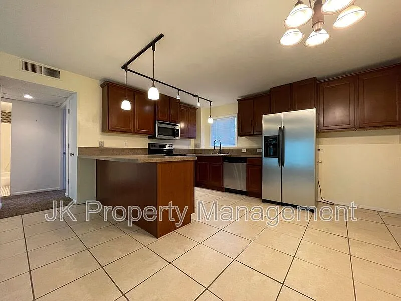 2 bed, 1.0 bath, 942 sqft, $1,200 — Photo 3