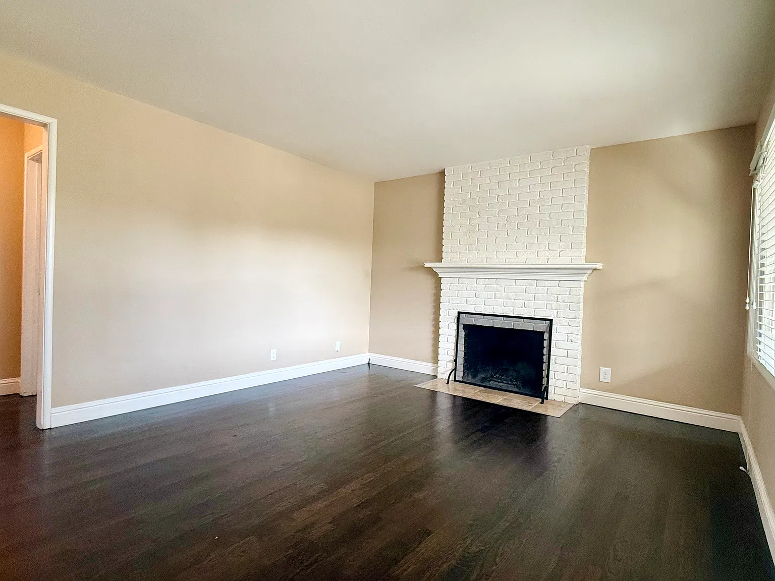 3 bed, 1078 sqft, $4,350 — Photo 2