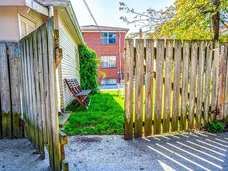138 Woburn Ave — Photo 16