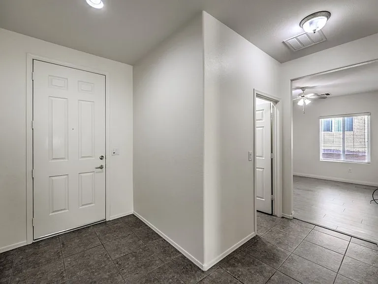 2103 Sawtooth Mountain Dr — Photo 3