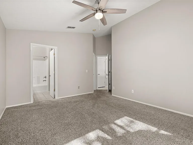 551 Castlemain Cir — Photo 30