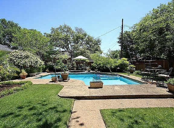 3rd image of 915 Lakeview Dr