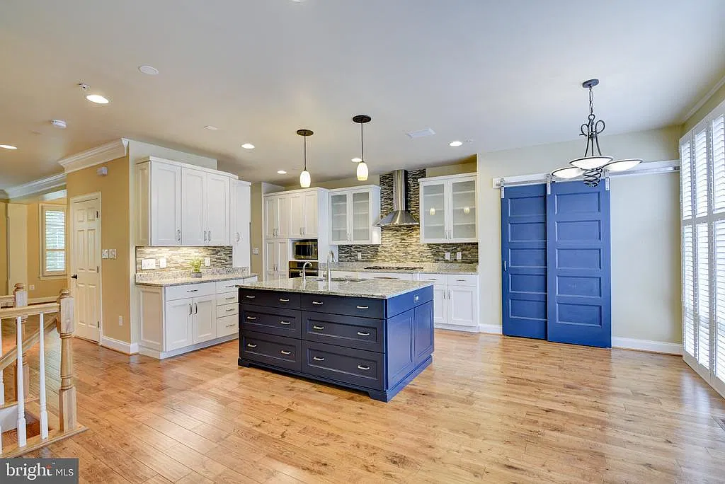 3 bed, 5.0 bath, 2466 sqft, $4,500 — Photo 4