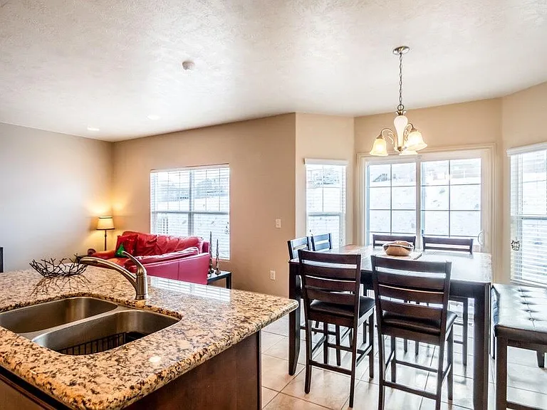 2160 E Whitekirk Way — Photo 2