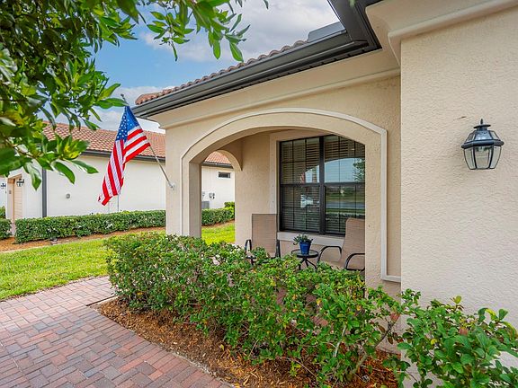 3rd image of 10157 Fiddlewood Dr