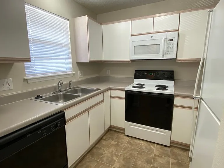 Meridian Park Apartments — Photo 117