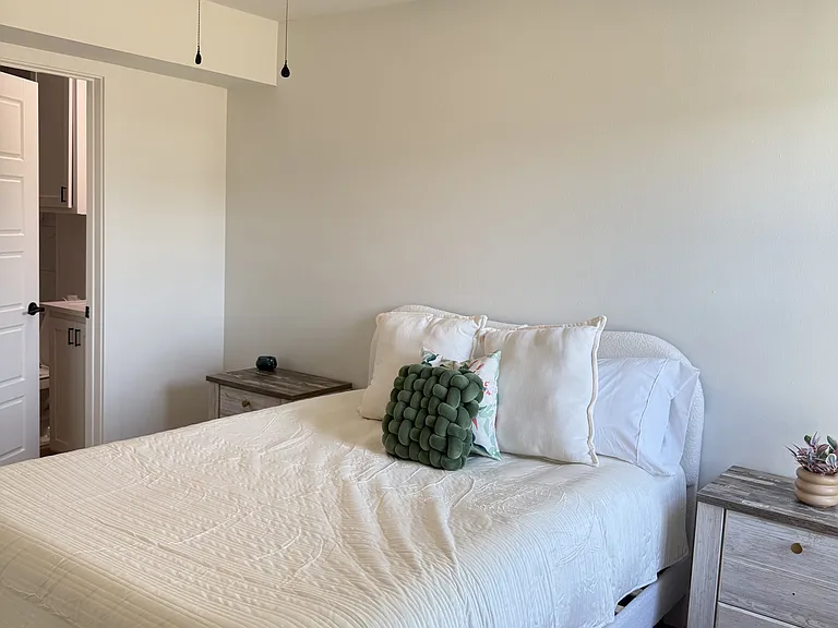 1120 W Cato Springs Rd — Photo 17