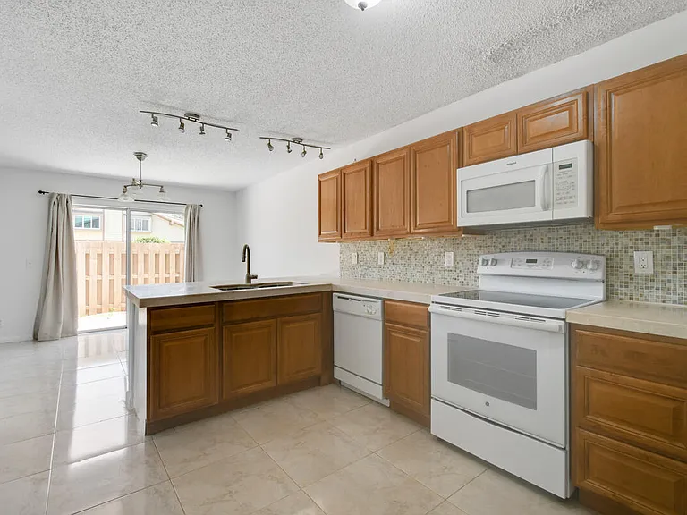 324 Maplecrest Cir — Photo 13