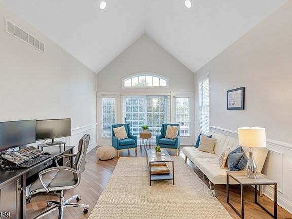 4th image of 17 Woodstone Cir