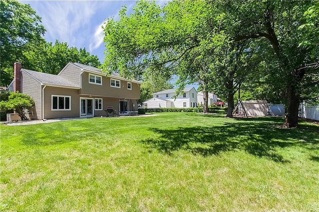 6 Sherwood Rd — Photo 3