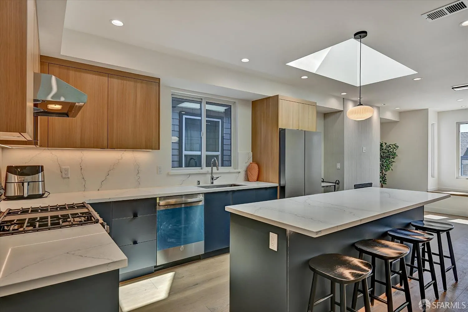 3 bed, 3.0 bath, 1600 sqft, $7,800 — Photo 2