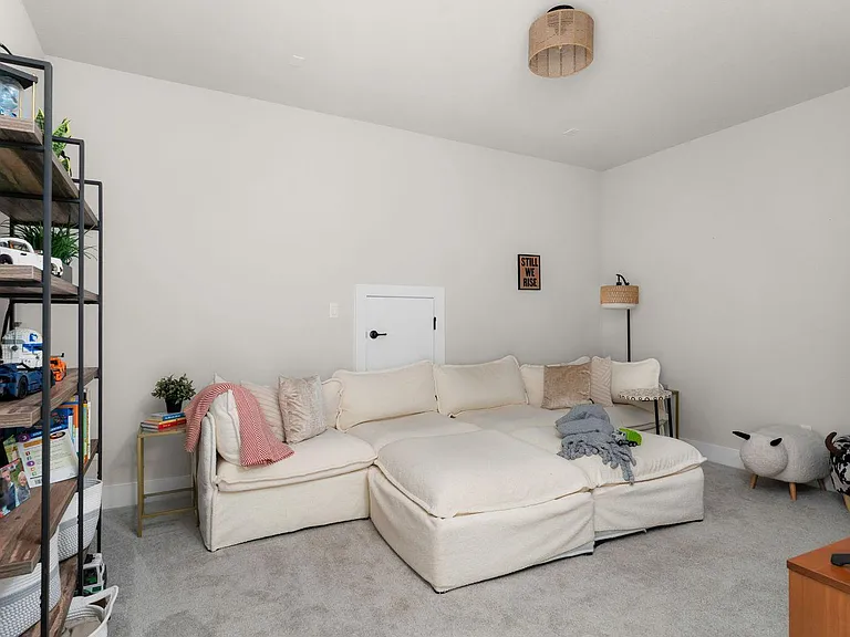 137 Crescent Moon Ct — Photo 34