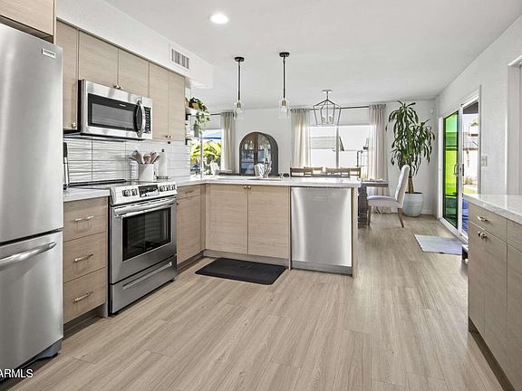 4th image of 828 W WESTCHESTER Avenue
