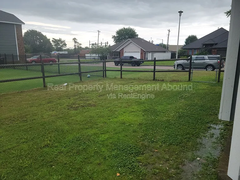 3208 N 8th Pl — Photo 9