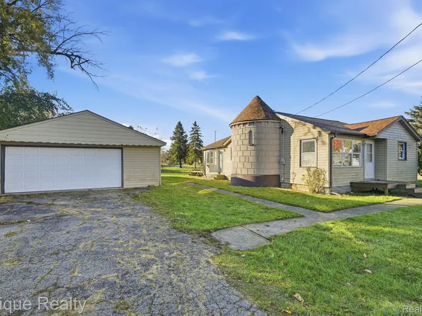 1374 Kenneth St, Burton, MI 48529