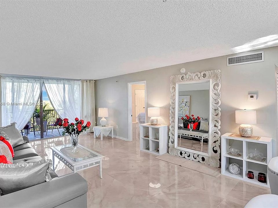 VERY LARGE LIVING ROOM.