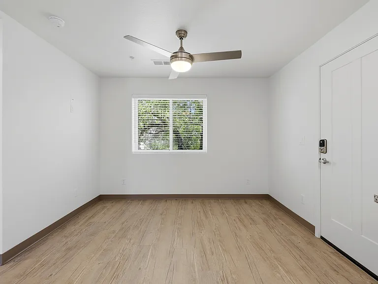 533 W Gurley St #5 — Photo 3