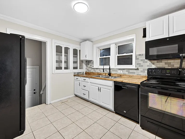 6135 Newport Ave — Photo 7