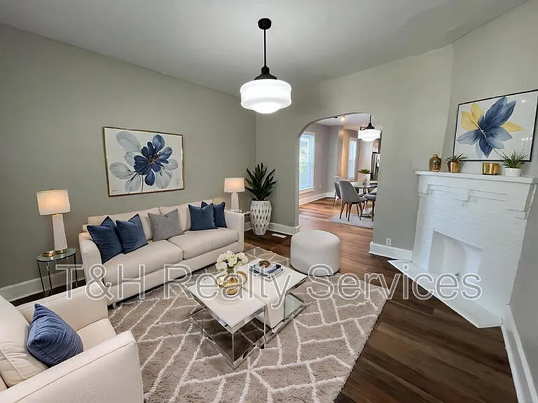 1123 Churchman Ave — Photo 2