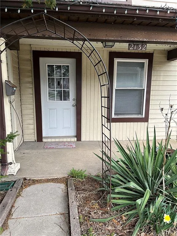 3 bed, 2.0 bath, 1484 sqft, $1,300 — Photo 2
