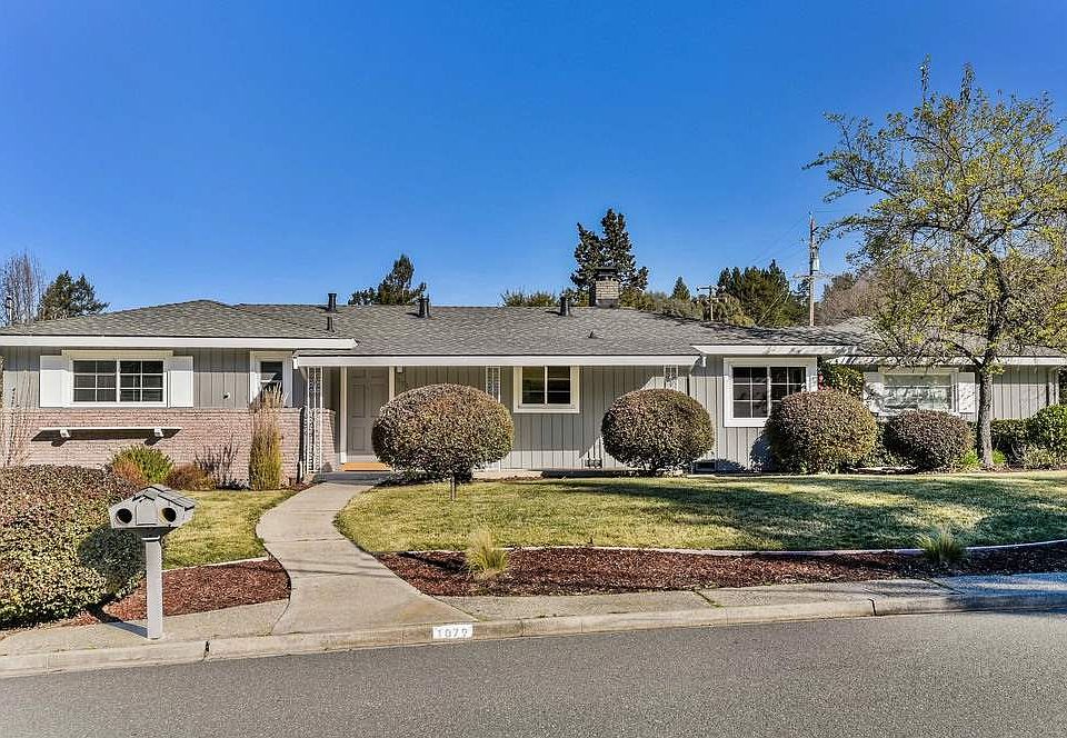 1st image of 1079 Sanders Dr