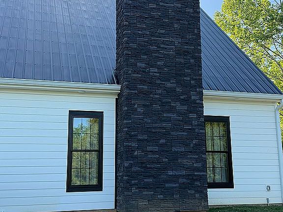 5th image of 974 Oak Hill Rd
