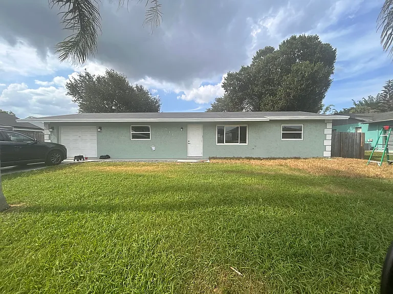 933 SW Dalton Ave — Photo 1