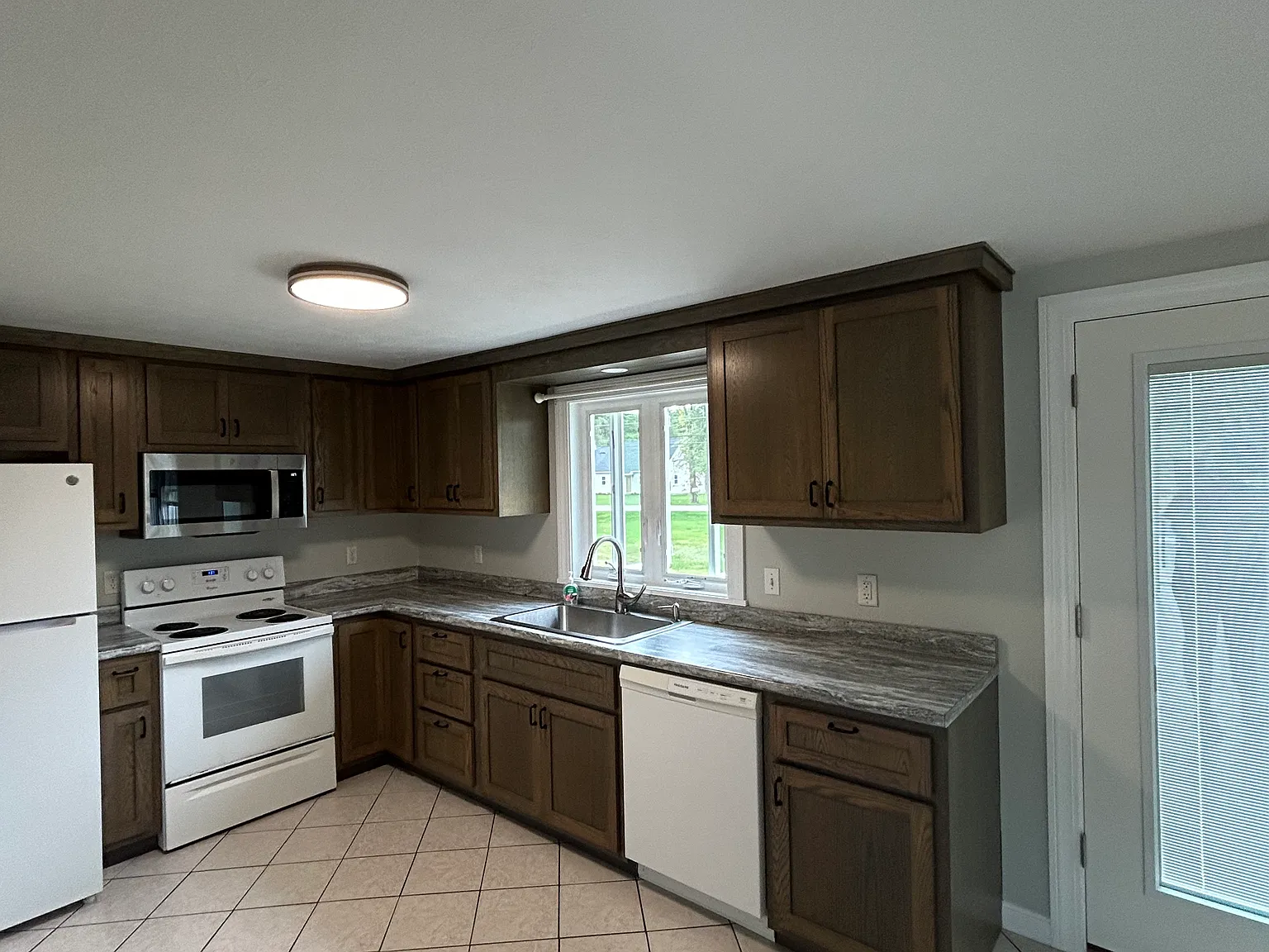 3 bed, 1300 sqft, $2,500 — Photo 2