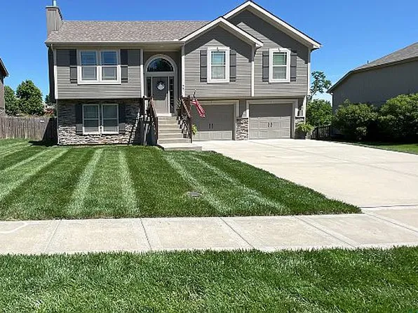 19611 Harbor Dr, Smithville, MO 64089