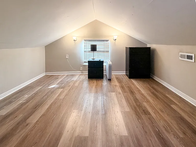 1718 Forest Ave — Photo 12