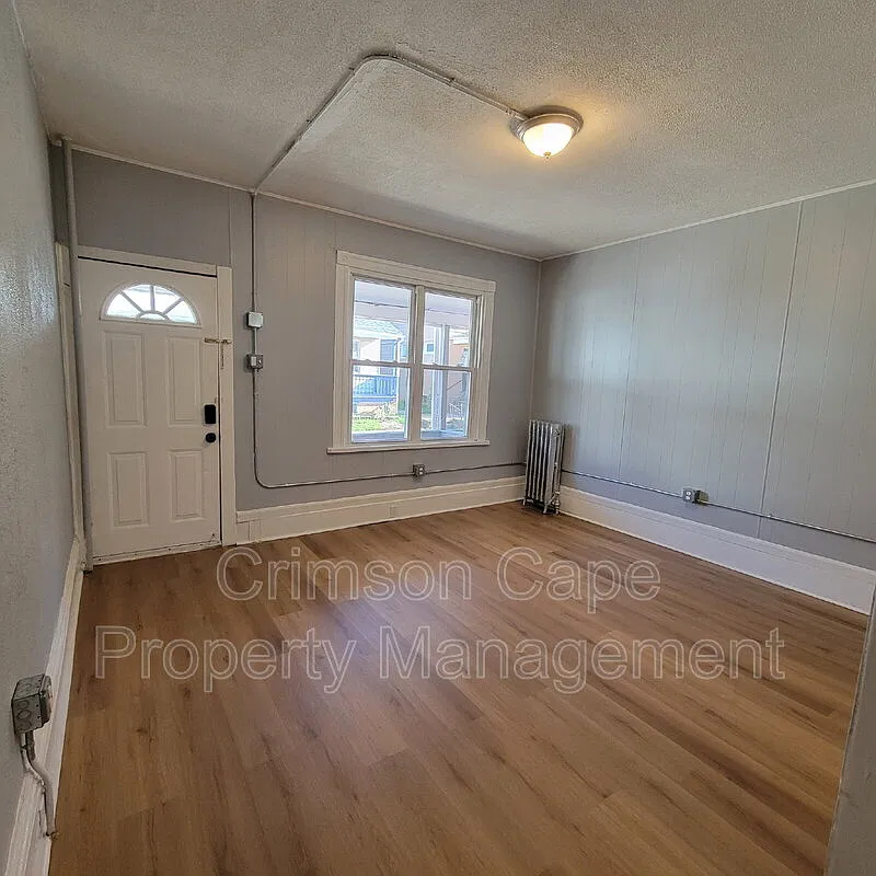 3 bed, 1.0 bath, 1100 sqft, $1,350 — Photo 2